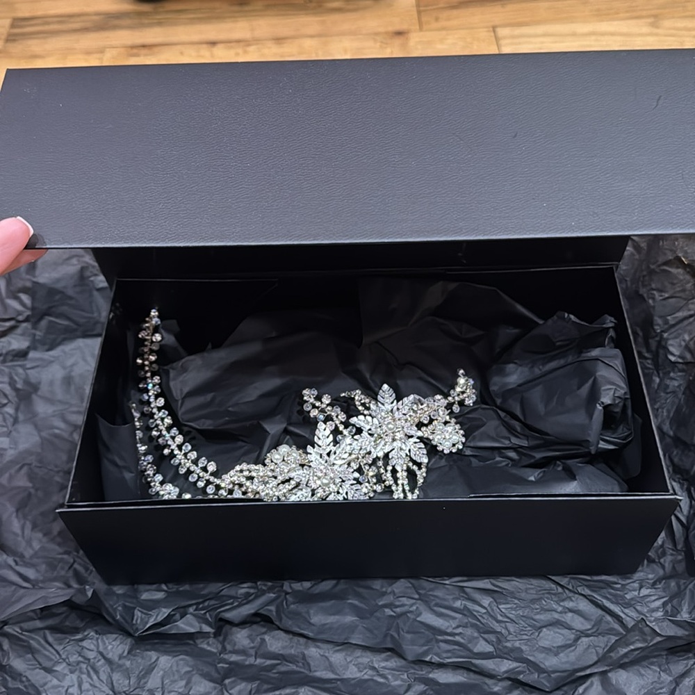 Never worn head piece bridal